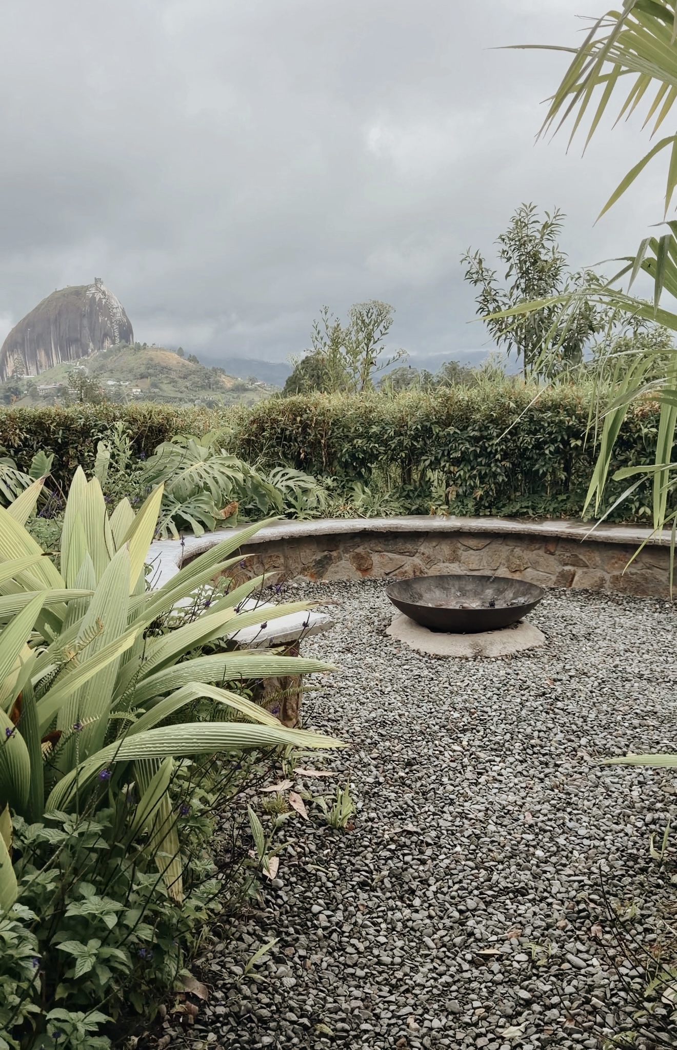 Terraza de BOSKO con vista a la Piedra del Peñol